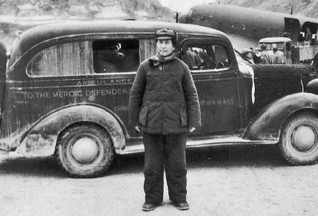 Мао на фоне своего автомобиля в 1946 году