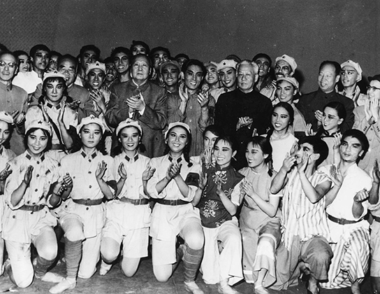 Мао (в центре) в 1960 году