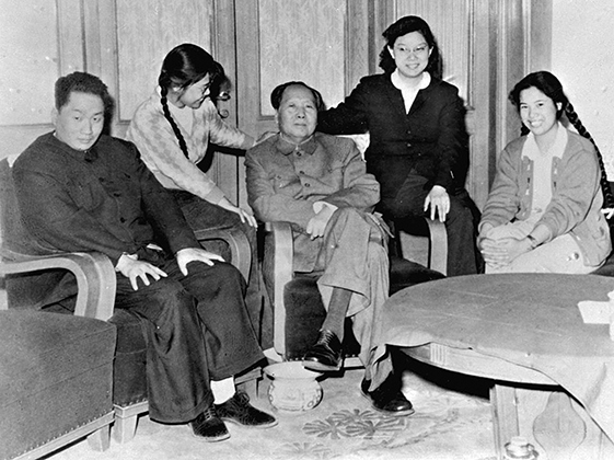 Мао (в центре) с семьей в 1962 году