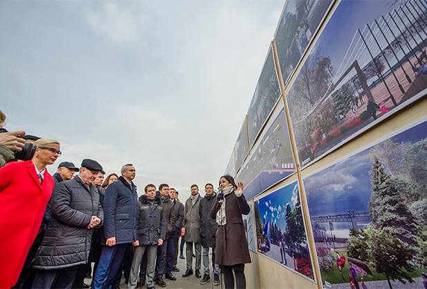 Партнер КБ «Стрелка» Далия Сафиуллина (справа) рассказывает о проекте реконструкции Михайловской набережной в Новосибирске