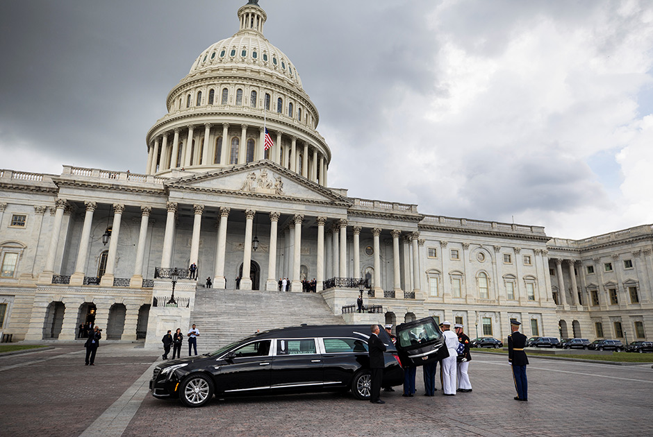 Целый день гроб с телом Маккейна находился в Капитолии, где покойный в течение 30 лет заседал в сенате — верхней палате Конгресса. Маккейна шесть раз переизбирали в сенат, а теперь он оказался в здании в последний раз, по военному обычаю накрытый американским флагом. 