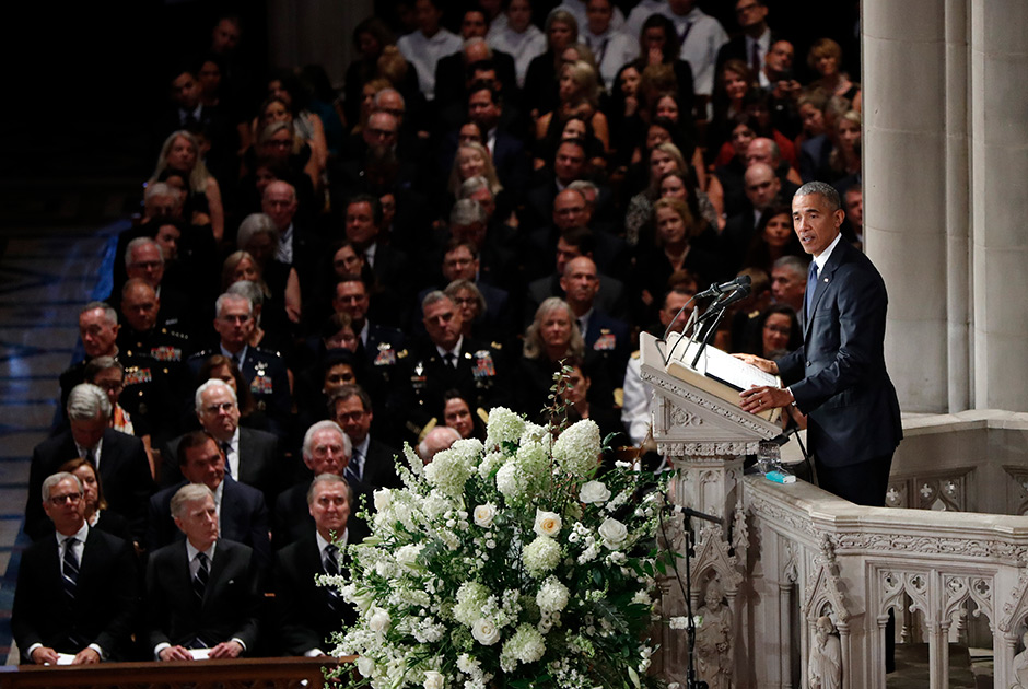 В 2008 году Обама обошел Маккейна на президентских выборах. В прощальной речи он назвал неожиданным приглашение на похороны от самого Маккейна: «Как можно было лучше пошутить напоследок, чем заставить меня и Джорджа [Буша] говорить о нем хорошие вещи на всю страну?»