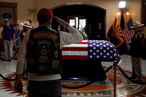 Последний герой Маккейна хоронит вся Америка. Его гроб понесет россиянин
