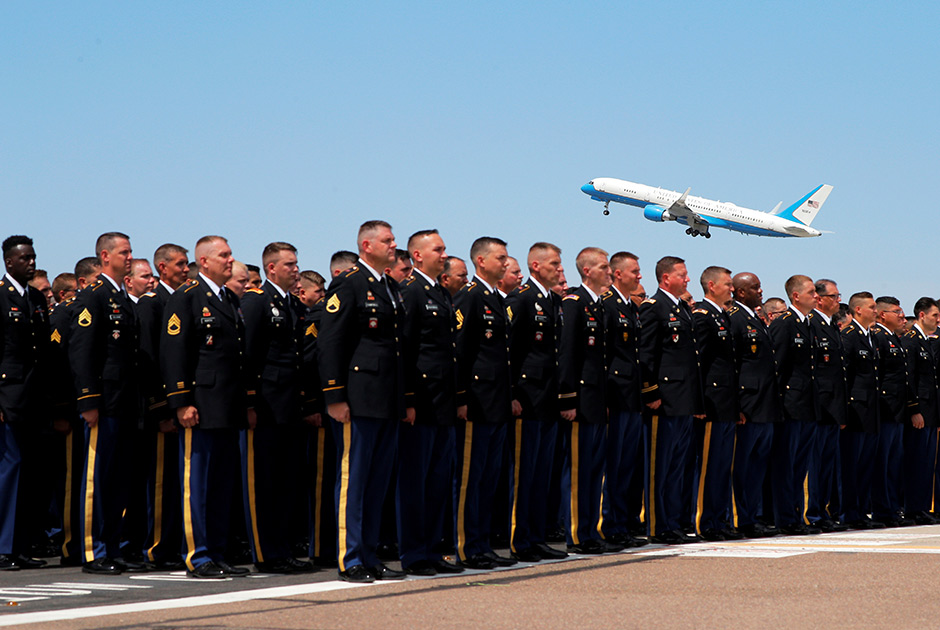 Помимо мероприятий в Аризоне и Вашингтоне, с Маккейном прощались на закрытой церемонии на военной базе.