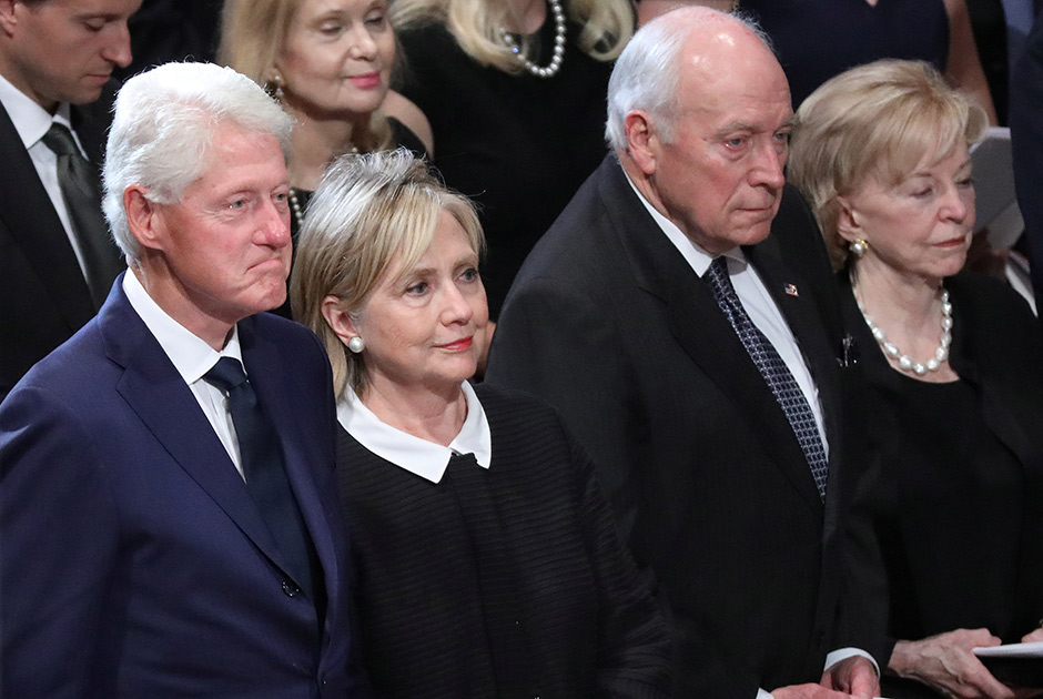 На церемонию пускали строго по приглашениям. Действующего президента помянула недобрым словом дочь Маккейна: «Америку Джона Маккейна не требовалось делать великой вновь, ведь она всегда была великой».