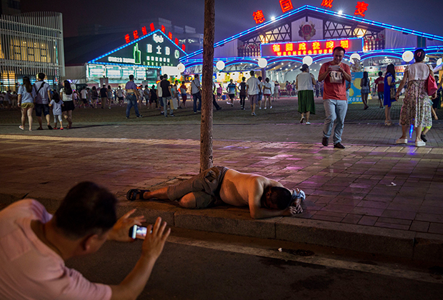 Китаец, перебравший с алкоголем, во время Фестиваля пива в Циндао