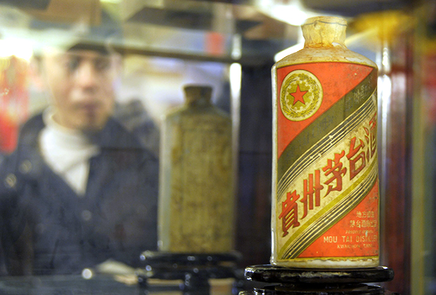 Бутылка водки маотай 1955 года, выставленная на аукционе за 1,2 миллиона юаней (182,5 тысячи долларов)