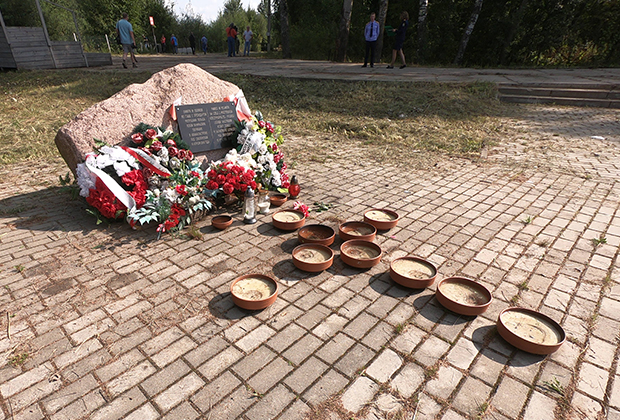Памятный знак на месте гибели пассажиров Ту-154 под Смоленском