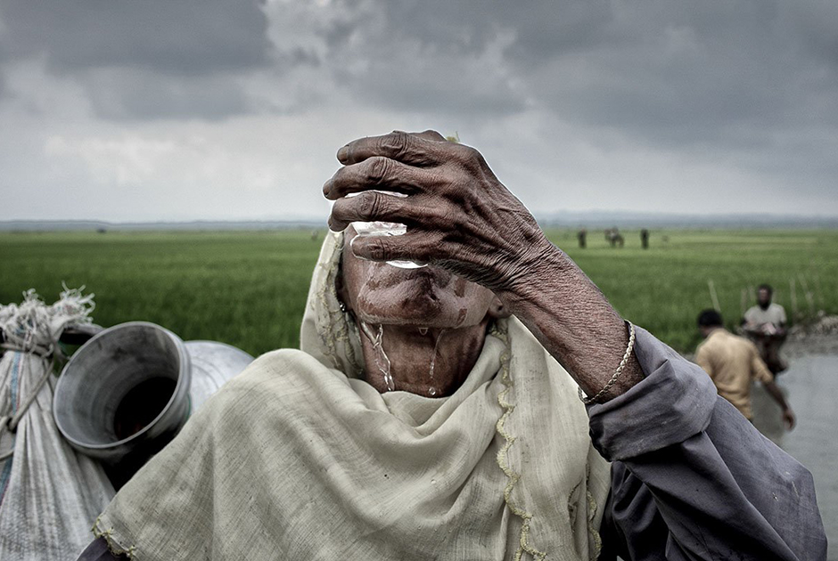 «Тяжело ходить в течение трех дней без еды и воды, но еще мучительнее думать о доме и вещах, которые пришлось оставить», — делая глоток воды, говорит пожилая женщина-рохинджа, сбежавшая из Мьянмы. 




Из-за жестокого обращения в Мьянме в 2017 году десятки тысяч рохинджа были вынуждены бежать из страны. Они поселились в соседней Бангладеш, где продолжают жить по сей день. Слово «рохинджа» в Мьянме — табу. Правительство государства отказывает им в гражданстве, считая нелегальными иммигрантами из Бангладеш. 