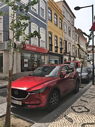 Воспитанные «Собянинской» Москвой россиянки могут идеально припарковать даже весьма крупную для улиц португальских городов Mazda CX-5.