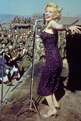 Мэрилин Монро выступает перед военнослужащими в Корее в 1954 году