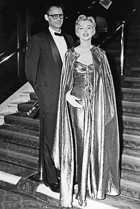 Мэрилин с мужем Артуром Миллером в Лондоне на премьере фильма The Battle of the River Plate («Битва у Ла-Платы»), 1956 год