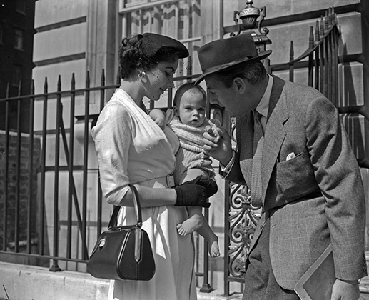 Элизабет Тейлор в Лондоне с мужем Майклом Уидлингом и сыном Майклом-младшим (1953 год)