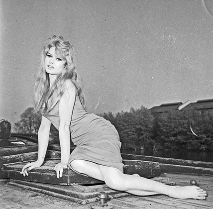 Брижит Бардо на съемках фильма La Parisienne («Парижанка») в 1957 году