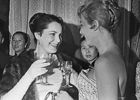 Элина Быстрицкая и французская актриса Николь Курсель на открытии первого Московского международного кинофестиваля в 1959 году