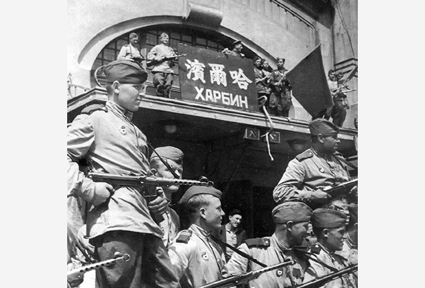 Советские солдаты у здания железнодорожного вокзала в Харбине, 1945 год