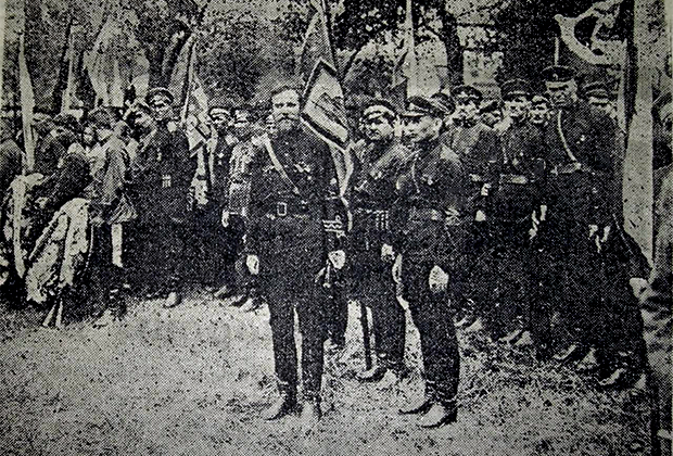 К. Родзаевский (в центре) с боевиками из Российской фашистской партии на похоронах ефрейтора Натарова, погибшего в боях на Халхин-Голе. 1939 год