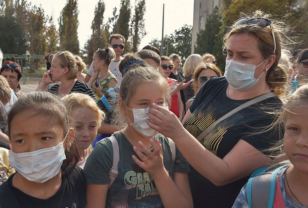 Эвакуация детей в связи с выбросами вредных химикатов —  сернистого ангидрида — в атмосферу. Дети во время эвакуации.