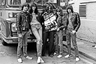 Примерно в то же время The Ramones начали носить кожаные куртки и рваные джинсы. 