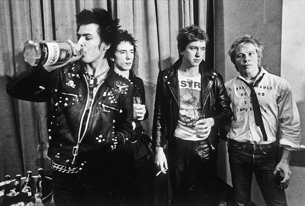 Группа Sex Pistols празднует подписание контракта со звукозаписывающим лейблом M Records. Сид Вишес (крайний слева) стал одним из тех, кто привил панкам любовь к коже и шипам. 