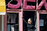 Секс-символ британских панков 1970-х Джордан Муни позирует у входа в магазин SEX. 