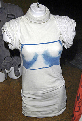 Это сделанное в 1974 году платье Вествуд лаконично назвала Tits — «Сиськи».
