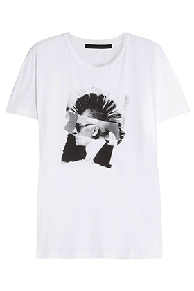 Карл Лагерфельд выпустил капсульную коллекцию в стиле участника Sex Pistols Сида Вишеса. В нее вошла футболка с изображением самого Лагерфельда с ирокезом на голове...