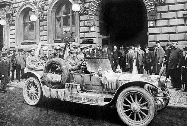 В Российской Империи не только устраивали гонки, но и строили свои гоночные машины. Этот Руссо-Балт отправляется в пробег по маршруту Санкт-Петербург — Рим — Санкт-Петербург. 