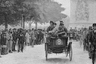 Peugeot Огюста Дорио покидает Париж и уходит на дистанцию первой настоящей автогонки по маршруту Паирж — Бордо — Париж в 1895 году. 