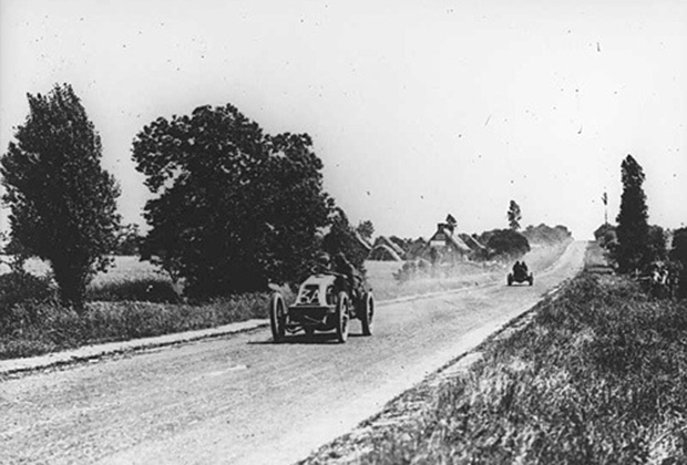 Легенда гонок 1900-х годов, заводской гонщик Renault Ференц Шиш из Австро-Венгерской Империи ведет свой Type AK во время Гран При Автомобильного Клуба Франции 1906 года. 