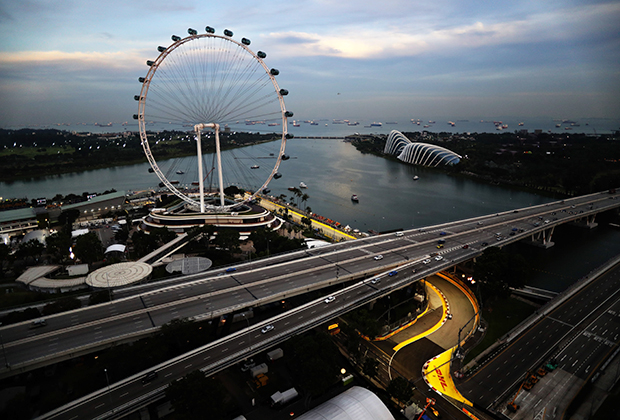 В городе-государстве Сингапуре гонку решили провести прямо по улицам города. Но в отличие от узких улочек Монако длинные и широкие дороги Сингапура позволяют пилотам развивать высокие скорости. Главной фишкой гонки в Юго-Восточной Азии стало то, что она проходит при искусственном освещении. 
