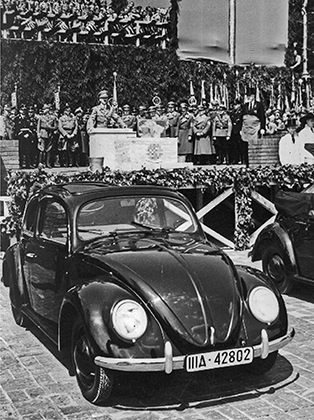 KdF-Wagen более известный, как Volkswagen Beetle — один из самых амбициозных проектов Гитлера. Рейхсфюрер обещал немцам доступный народный автомобиль, а Фердинанд Порше разработал его. Для производства новой машины был построен новый завод в Вольфсбурге 