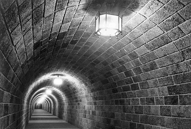 Вся гора была испещрена подземными ходами и подвальными помещениями, которые должны были обеспечить безопасную эвакуацию фюрера в случае нападения врага 