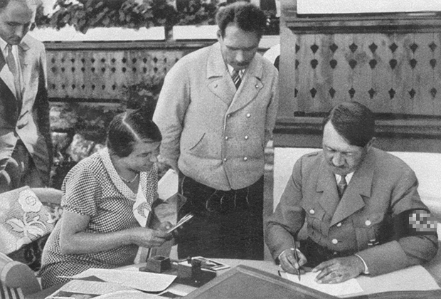 Гитлер в Бергхофе, 1935 год