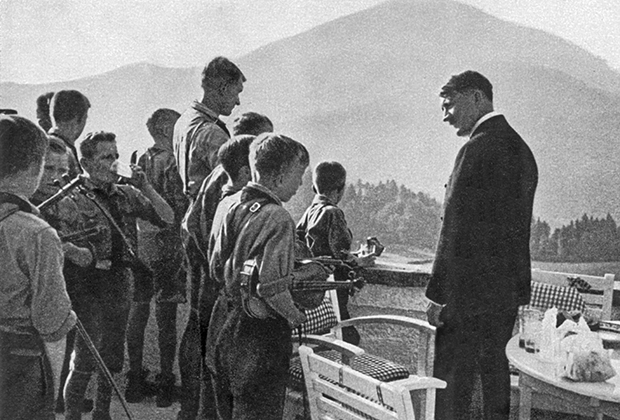 Адольф Гитлер на встрече с членами Гитлерюгенда в альпийской резиденции Бергхоф, 1934 год