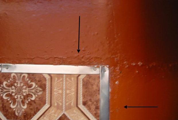 Фото с обыска в колонии — вместо плитки постелен линолеум, стрелками обозначены следы решетки