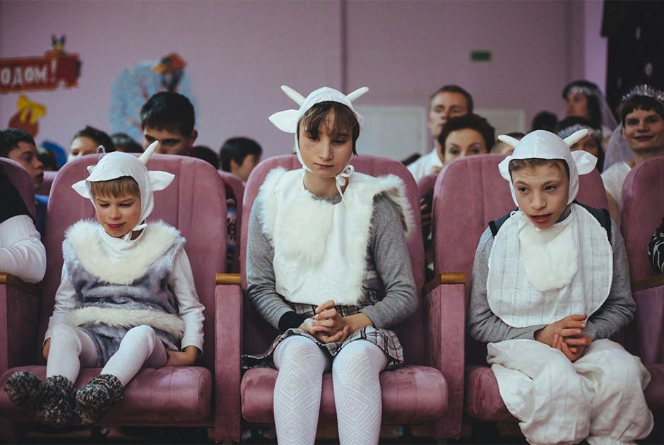 Дети участвуют в новогоднем представлении в детском доме в Червене. В Белоруссии детские дома — закрытые учреждения, в которые можно попасть только во время праздников. Поэтому очень мало известно об условиях жизни в них и о том, что там происходит.