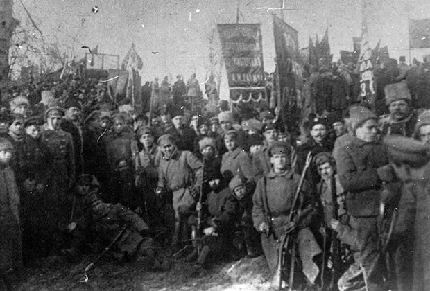Группа вооруженных рабочих в Киеве, 1918 год. 