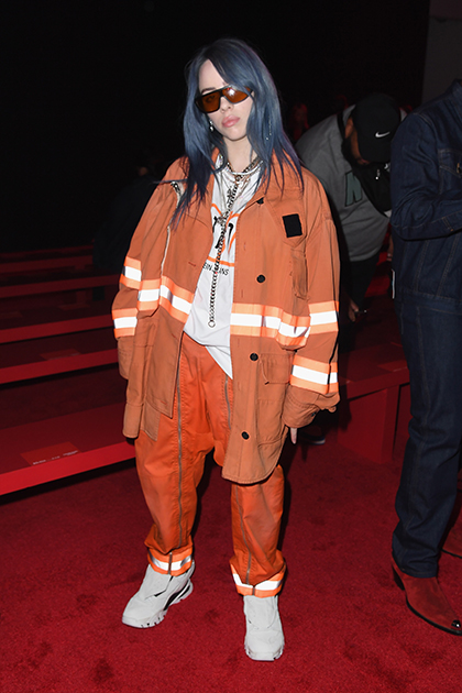 Когда очень хотелось стать пожарным, но не прошел медкомиссию. Американская певица Билли Эйлиш блистала в первом ряду показа Calvin Klein в оверсайз-куртке и штанах с подворотами. 