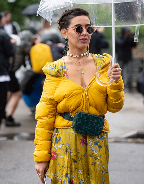 Когда захотела показать, что в курсе всех модных трендов: желтый цвет, оверсайз-куртка, поясная сумка, зонтик из прозрачного пластика и очки «кошачий глаз» — кажется, ничего не забыла. 