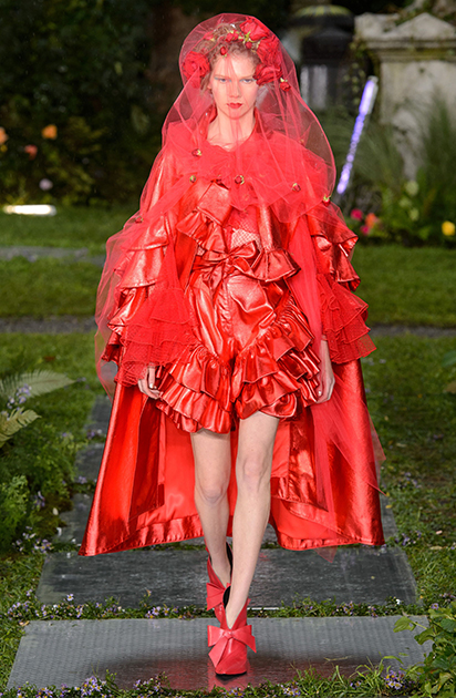Платье от Rodarte вполне могла бы надеть червонная королева в какой-нибудь нуарной экранизации «Алисы в стране чудес».
