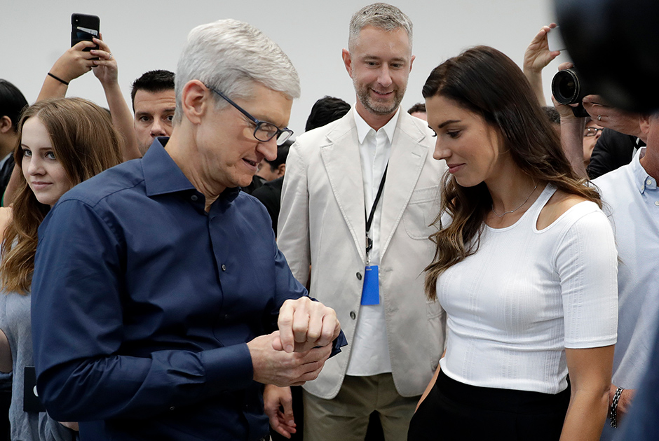 Мероприятие началось с анонса новых Apple Watch, которые теперь умеют строить электрокардиограмму пользователя.