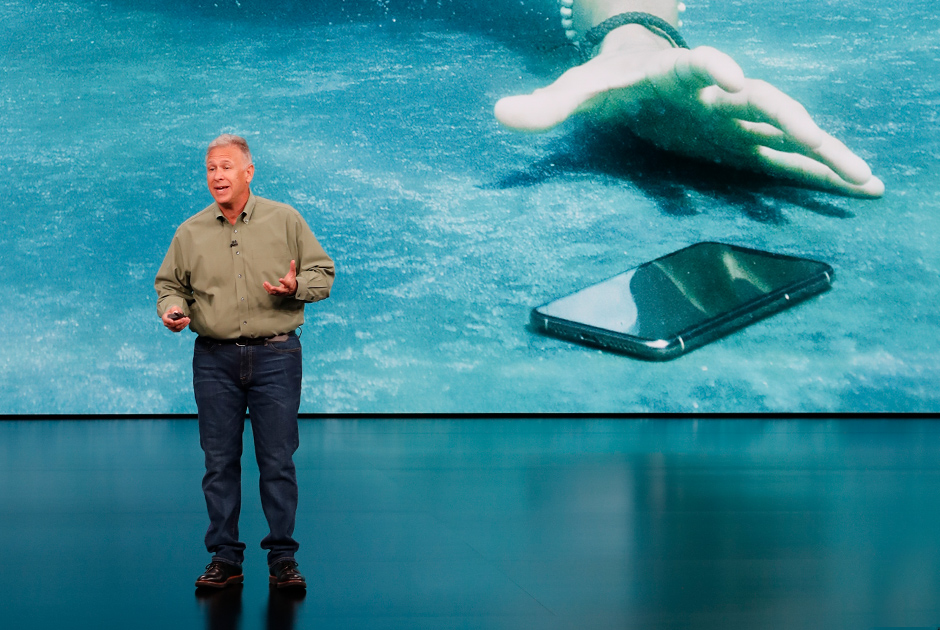 iPhone Xr защищен слабее, он выдерживает лишь один метр под водой.