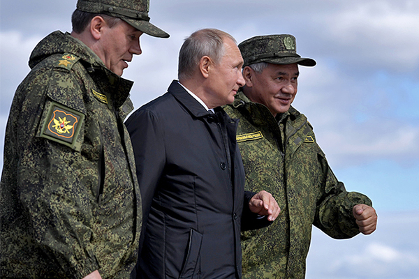 Начальник Генштаба ВС РФ Валерий Герасимов, Владимир Путин и Сергей Шойгу (слева направо)