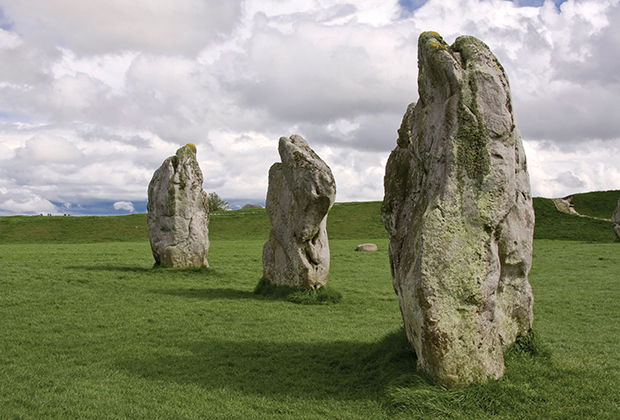 Куда менее известны мегалиты Эйвбери, хотя они немногим младше. Между тем это крупнейший круг камней во всей Европе. 