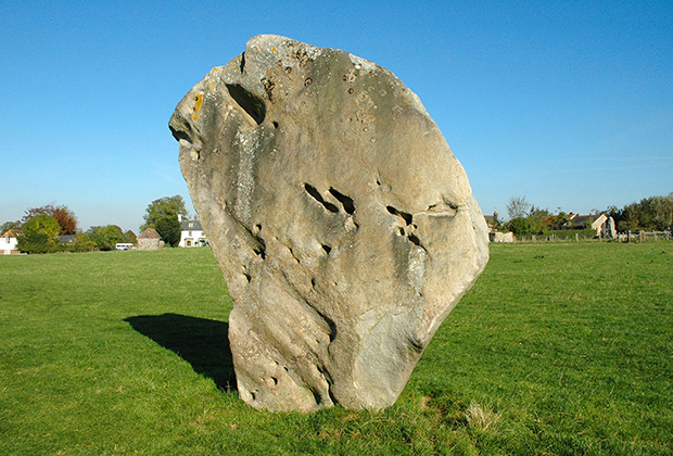 Тот самый камень, под которым были найдены останки брадобрея из Эйвбери. 