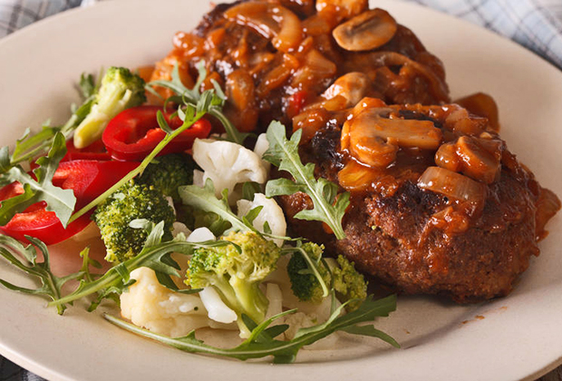 Salisbury steak не имеет к Солсбери никакого отношения, хотя по-английски его название пишется также, как имя города. Эта американская котлета по-русски называется солисберийским или гамбургским стейком, а оригинальное название получила по фамилии повара, ее придумавшего. Так что даже не ищите это блюдо в Солсбери. 