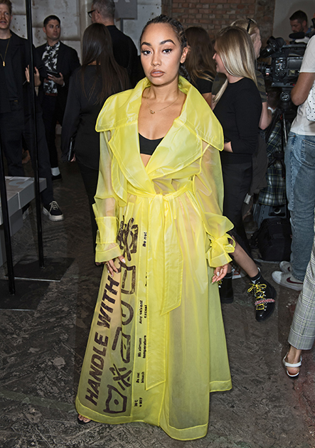 Звезда шоу «The X Factor» Ли-Энн Пиннок продемонстрировала знание трендов и пришла на показ House of Holland в ярко-желтом платье, напоминающем тренч-дождевик. 