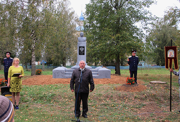 Александр Яковлевич Волнухин (в центре)