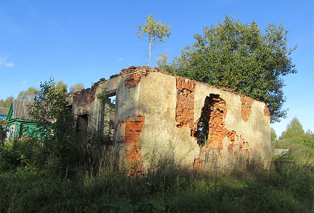 Тверская область, село Берново. Площадь Мира. Развалины магазина